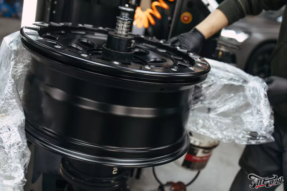 Кованые диски с бедлоками для RAM 1500 и фирменный шиномонтаж на стендах Hunter